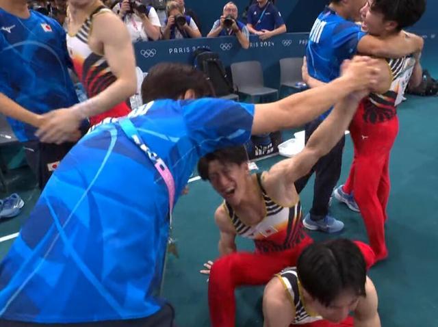 苏炜德两次掉杠葬送巨大优势 中国体操男团最后一刻被日本翻盘丢冠 奥运观赛团聚焦