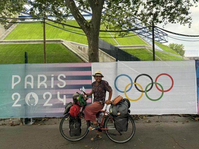 男子从北京骑自行车16个月抵达巴黎 跨越18国，圆梦奥运之旅