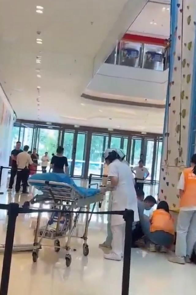 广东肇庆女童攀岩坠亡 商场项目暂停营业