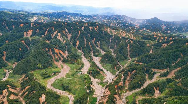 湖南资兴市燕窝村遭遇泥石流 百处滑坡震撼航拍揭露