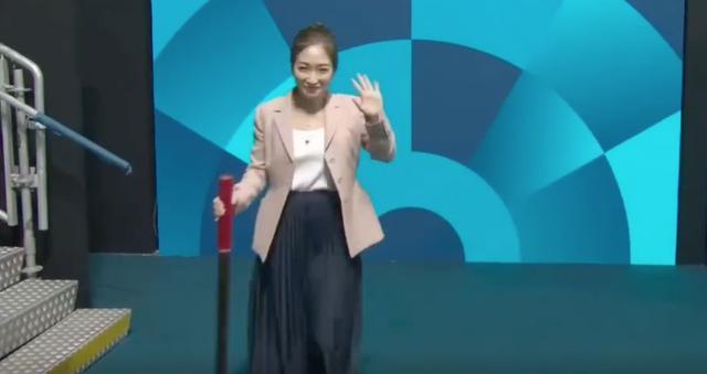 刘诗雯主持乒乓女单开场 奥运传统"三击"仪式引人注目