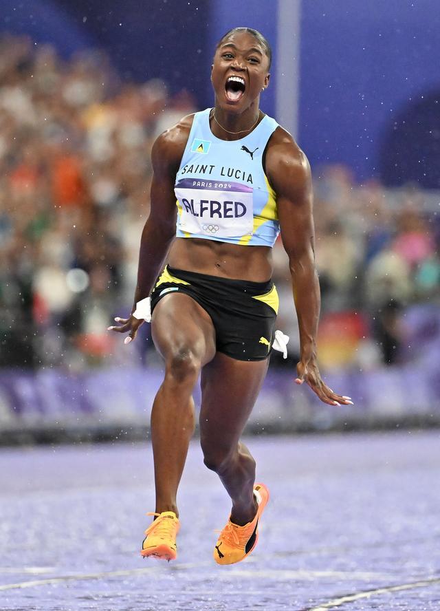 女子100米圣卢西亚选手夺冠 创造历史瞬间
