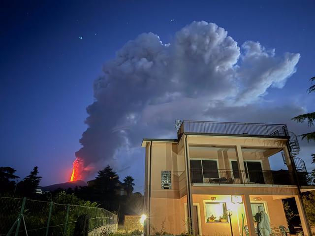 埃特纳火山再喷发场面壮观 欧洲最高活火山震撼喷发