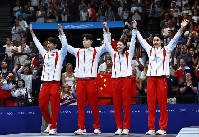本届奥运中国泳队奖牌数比上届翻倍