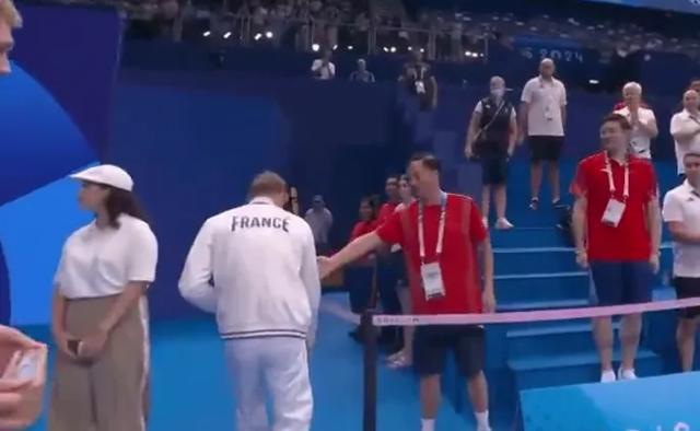 法国4金选手再次上门道歉 向中国游泳教练解释并合影：双方还互送礼物