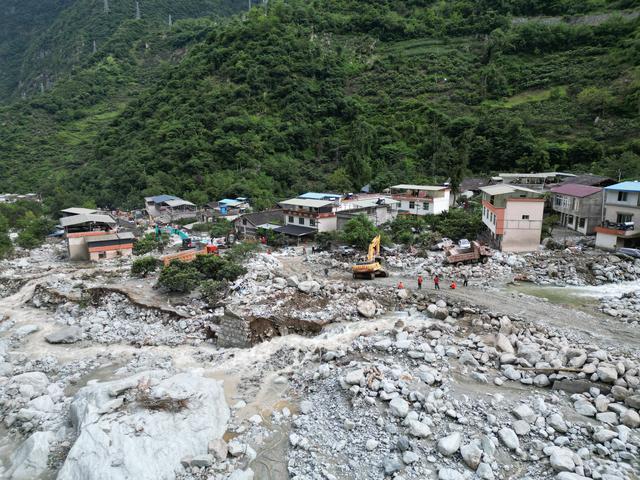 遭遇特大泥石流后的康定村庄