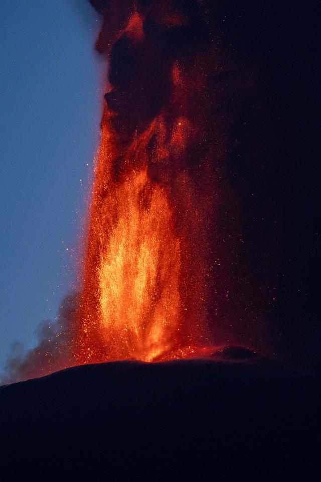 埃特纳火山再喷发场面壮观 欧洲最高活火山震撼喷发