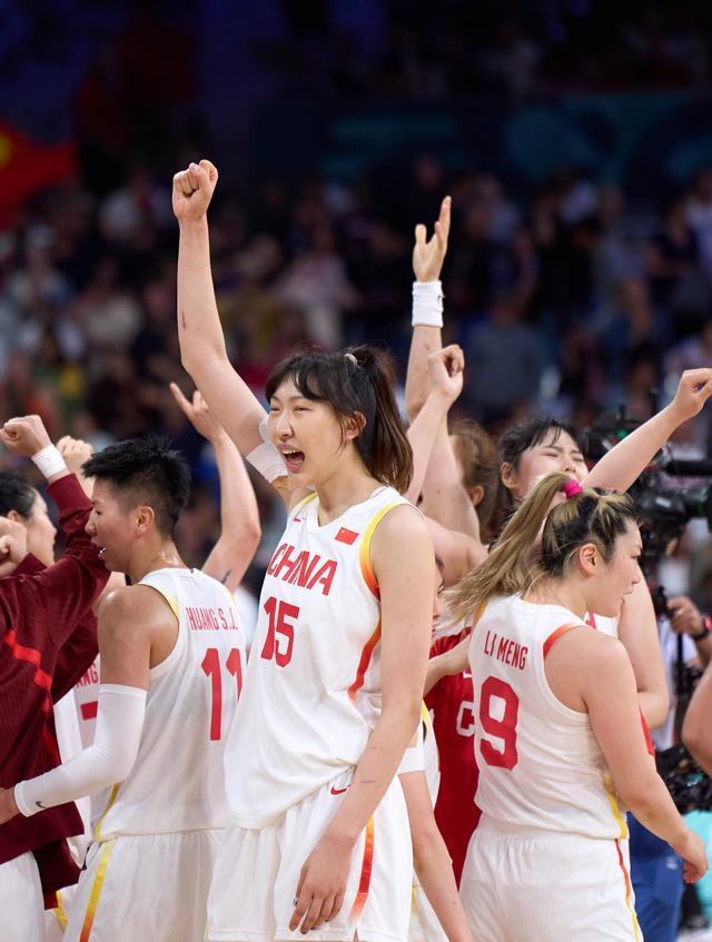 中国女篮奥运出局已回国抵京：姚明背影醒目 洋助教晒分别合影