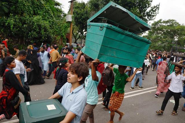 孟加拉国总理辞职离境后官邸遭洗劫 民众闯入掠夺财物