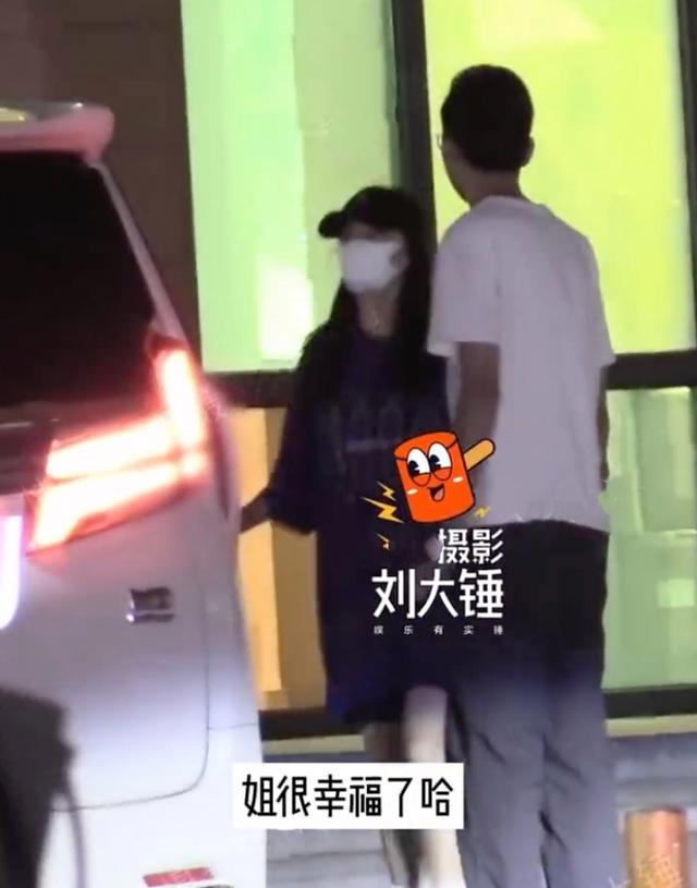 张雨绮跟新男友带儿子看病 一家三口既视感引热议