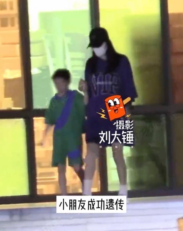 张雨绮跟新男友带儿子看病 一家三口既视感引热议