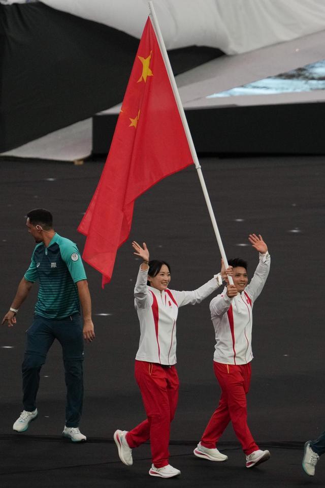 中国代表团亮相闭幕式 旗手荣耀引领告别时刻