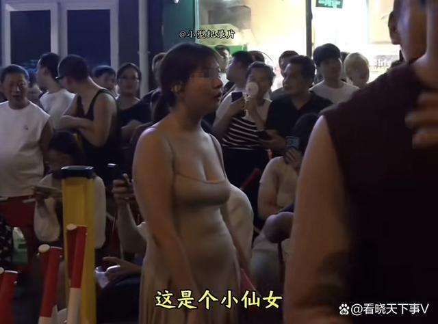 女子与人争吵：我长得好看不想排队