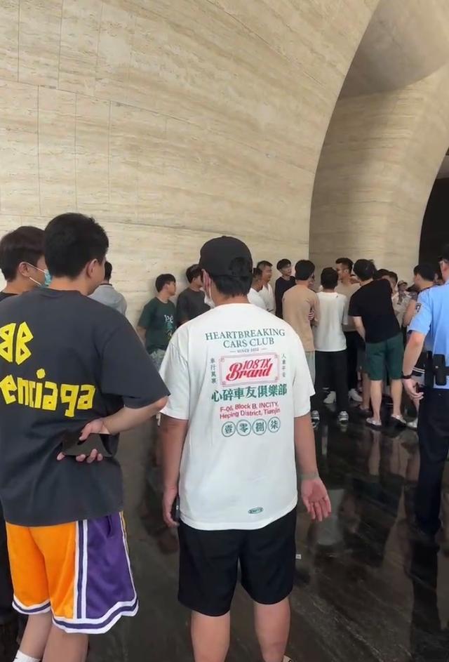 杭州极氪大厦目前戒备森严 老车主维权求解