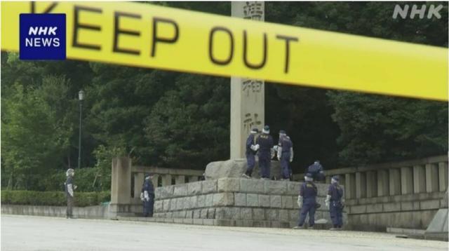 日本靖国神社石柱再被涂鸦“厕所” 华人分裂情绪引热议