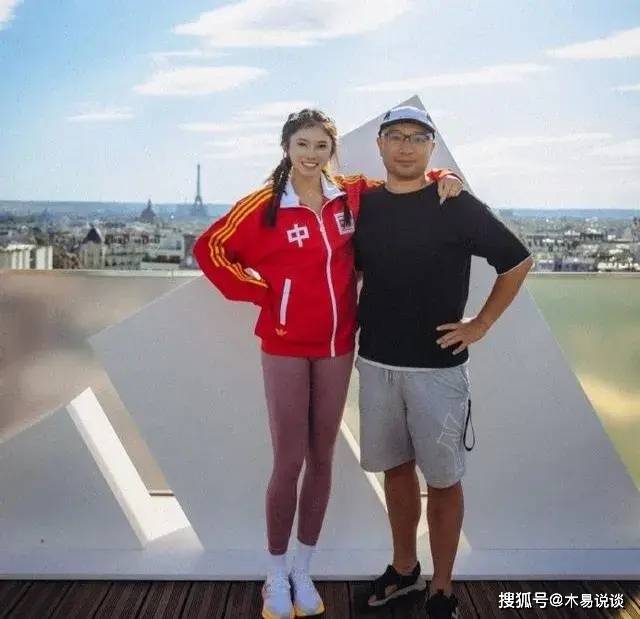 吴艳妮晒合照致谢：粉丝陪伴成长之路