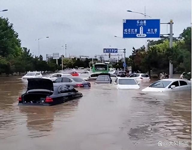 超强暴雨突袭秦皇岛 车辆顺流而下 市区变泽国，交通瘫痪