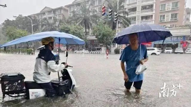 为什么广东的雨这样大 多地现"水浸街"，交通受阻