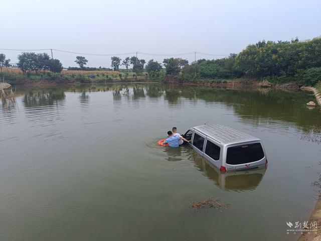 民警跳入水中把昏迷司机抱上岸