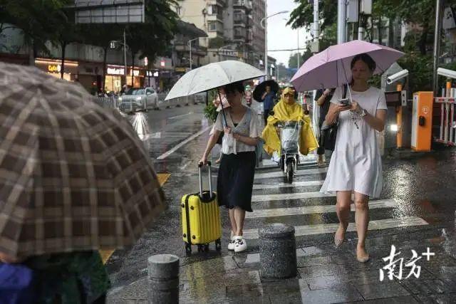 为什么广东的雨这样大 多地现"水浸街"，交通受阻