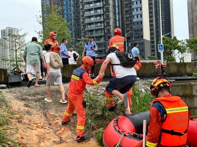 广州突降暴雨致工地内涝 消防救援 139名工人获救