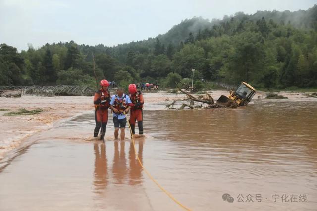 暴雨致铲车受困 消防紧急施救 成功救援！