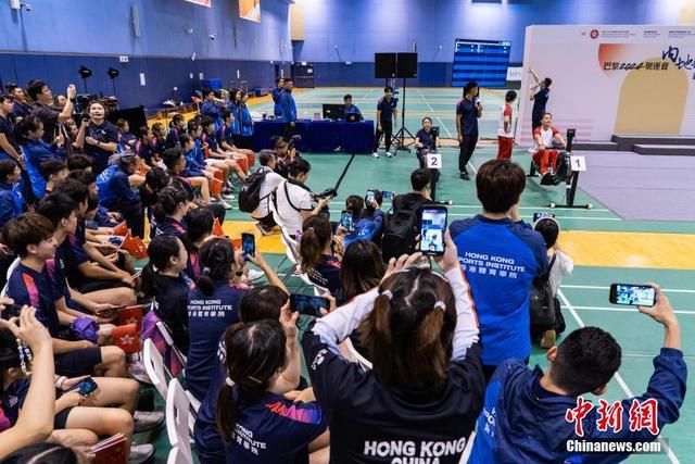 孙颖莎王曼昱在香港体验奥运新项目 乒乓国手挑战壁球