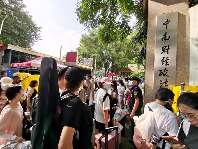 中南大2024级最小本科新生报到 15岁少女学霸启航