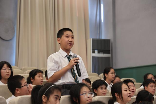 北京：气象专家卞赟走进北师大亚太实验学校，带领同学“看云识天气”，播种科学梦