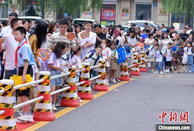 河北石家庄：小学生开启校园新生活，迎首个开学季