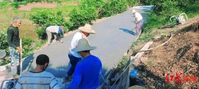 村民称交钱近一年道路硬化仍未开工