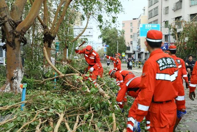 武警海南总队官兵奋战灾后重建工作 疏通道路40公里，恢复群众生活秩序