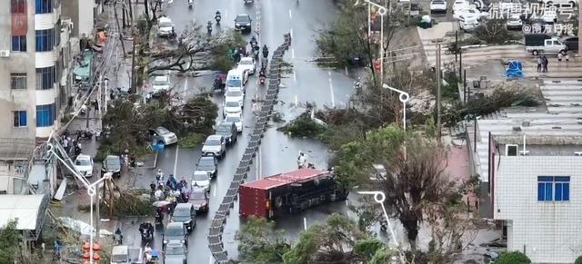 摩羯掀飞海景房小区近百户玻璃窗 狂风威力惊人