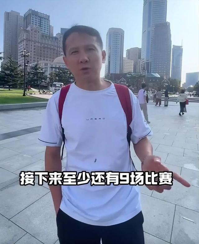 退钱哥抵达大连为国足打气