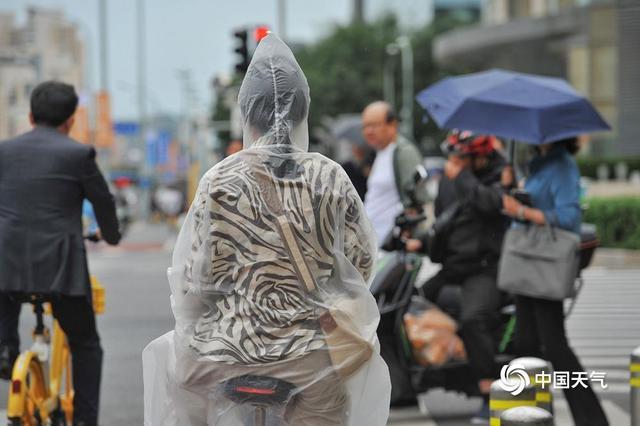 凉风细雨影响京城 市民短袖换长袖 秋凉骤至携带雨具