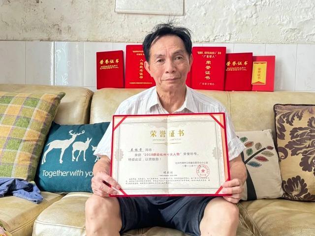 教师被单打满补丁却资助83位学生 贫困娃的教育守护者