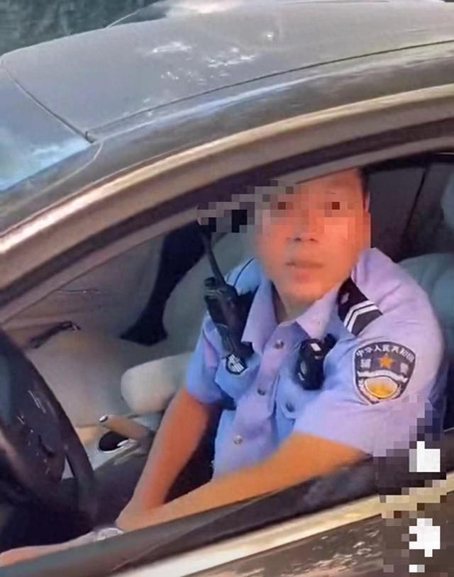 警方通报辅警未系安全带开车逆行