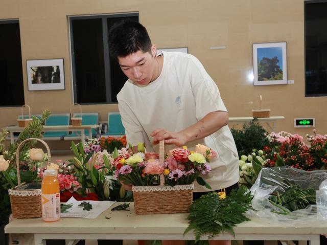 大学女生教师节送了老师一束玫瑰花