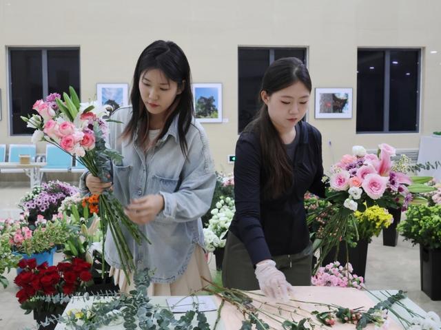 大学女生教师节送了老师一束玫瑰花