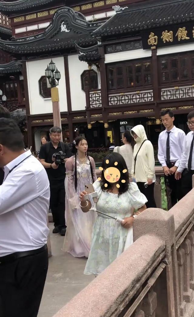 网友在上海街头偶遇汉服陈芋汐 汉服女神魅力四射