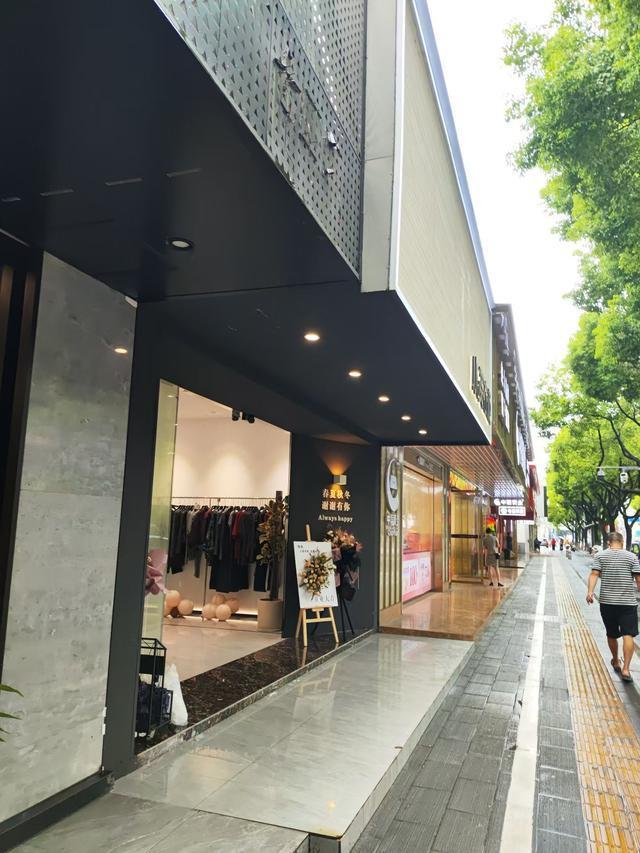 城管扎破店庆气球？商家:系帮助整理 误解弄清