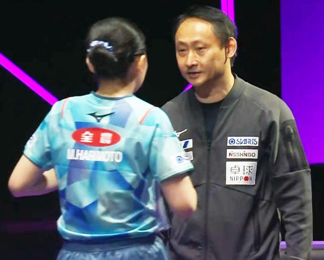 乒乓澳门赛：张本美和大获全胜！狂轰3-0晋级8强，父亲场外指导