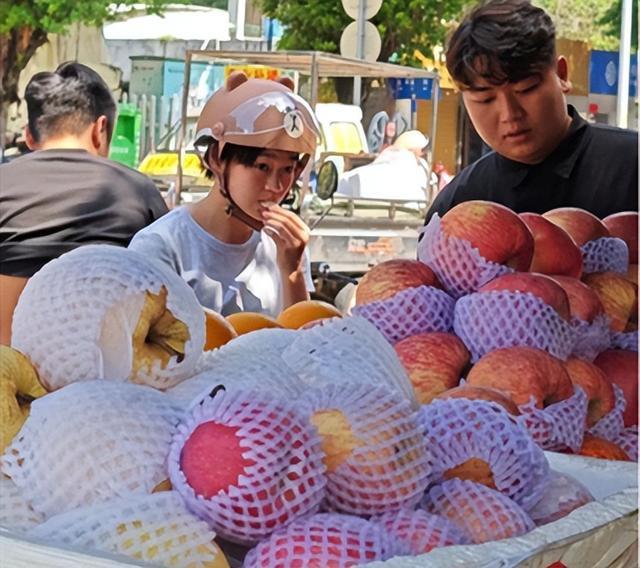 全红婵请游客吃西瓜解暑 朴实善举暖人心