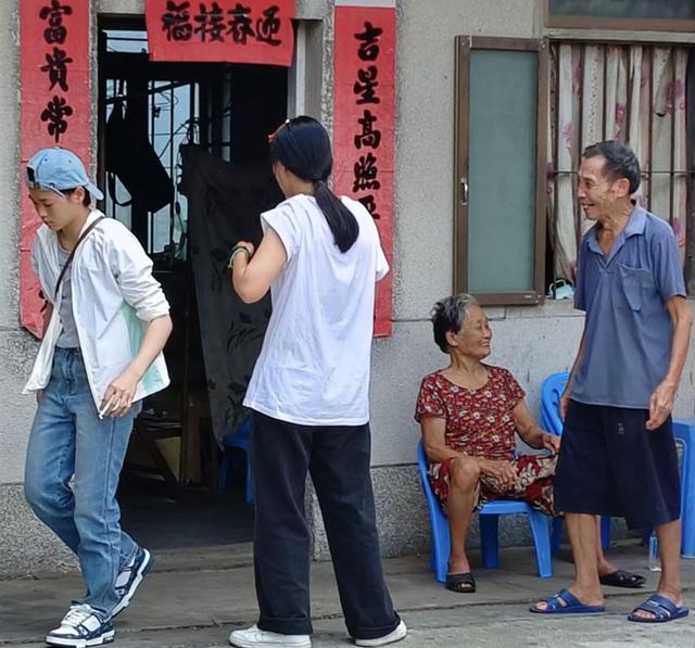 全红婵回家立马跟爷爷奶奶拥抱 温馨团圆引网友热议