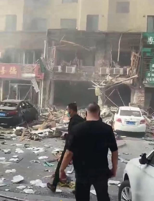 辽宁一门面房爆炸 现场有人倒地