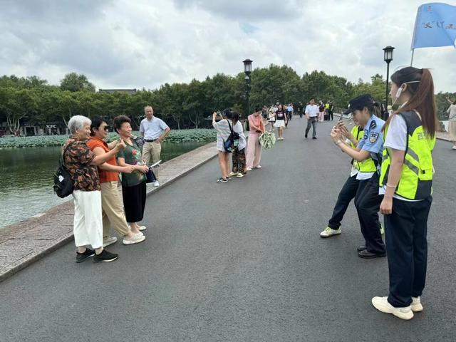 中秋最后一日杭州西湖边人从众 学子志愿添彩西子畔