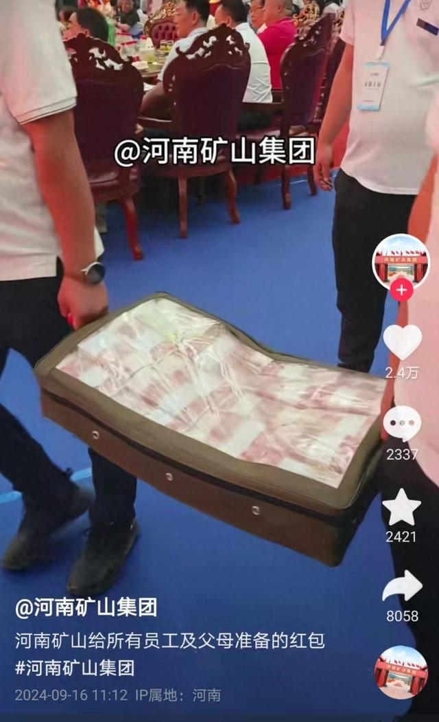 老板见员工中秋加班现场发钱让回家 温情举措引网友热议