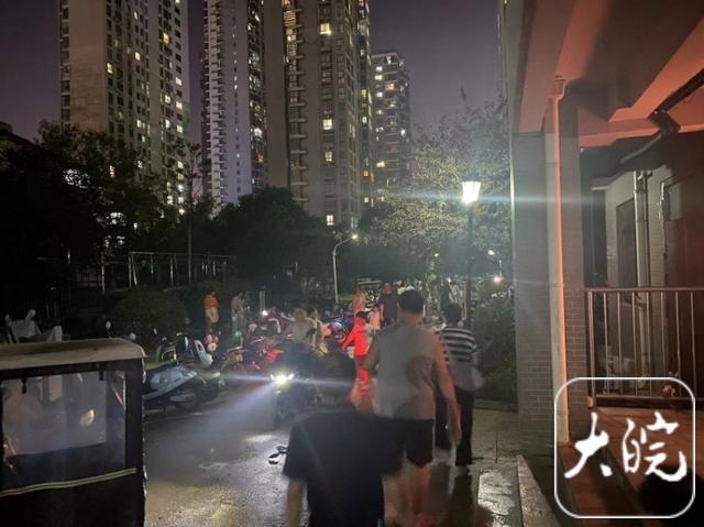 合肥地震住户上街逃一火