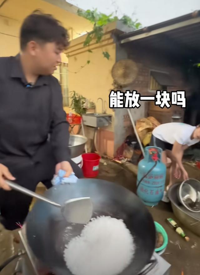 中秋节全哥做饭全妹洗乌龟 兄妹情深共度佳节