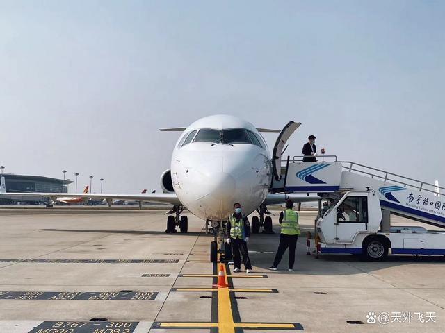 C919和ARJ21相聚青藏高原 共绘高原飞行新篇章